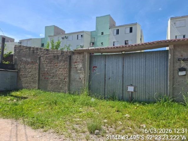 Terreno com 77,78 m² de área total e 140 m² de terreno em Pelotas