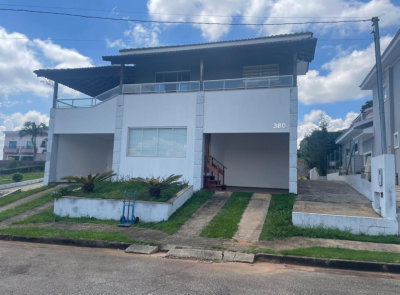 Casa em Condomínio com 5 Quartos e Área de Lazer