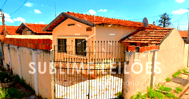 Terreno com casa simples 1 quarto, 120m² construída, 180m² total