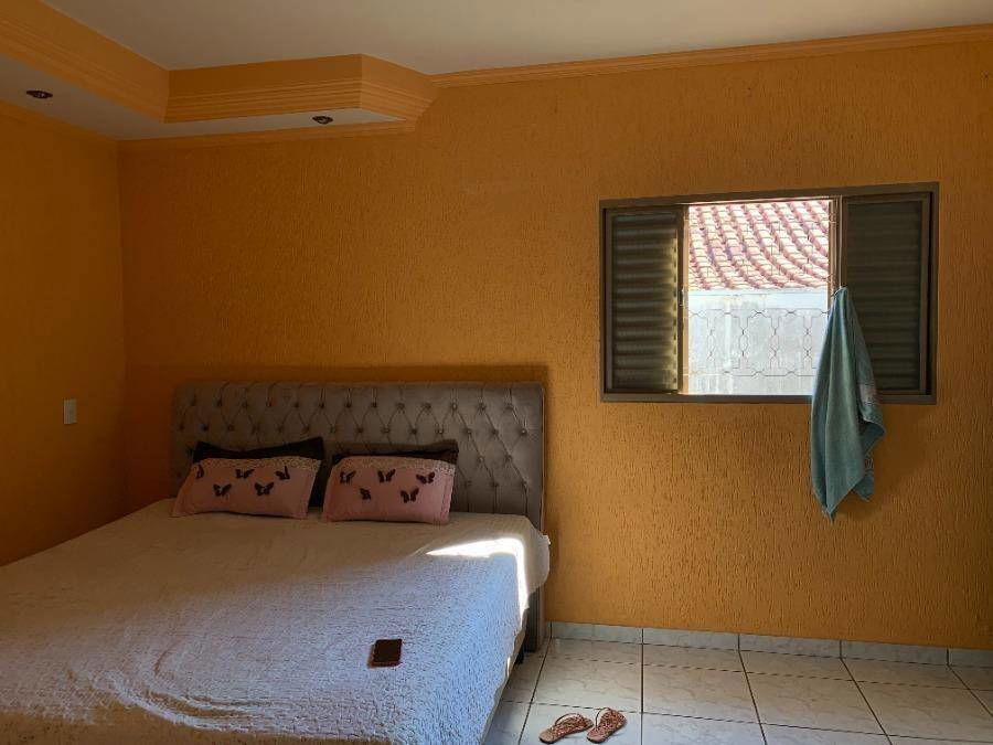 Casa com 3 quartos, 2 banheiros e 2 vagas, 165m² construída