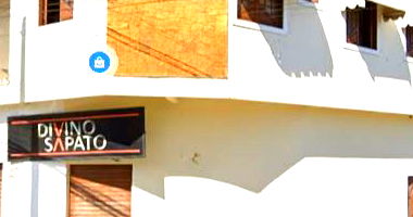 Prédio Residencial Urbano com Lojas e Garagem