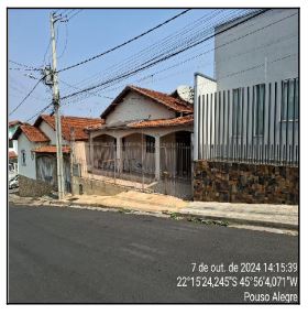 Casa com 147,42m² de área privativa e terreno de 242m², sem quartos e banheiros