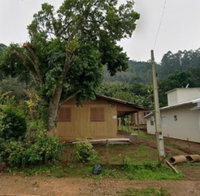 Terreno urbano com casa de madeira, 575,50m²