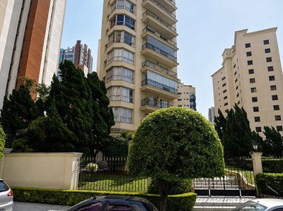 Apartamento amplo de 195,94 m² com 6 vagas e depósito