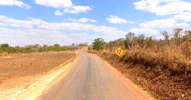Fazenda com casa principal, secundária e currais, 150 ha