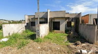 Terreno com 360m² e duas casas geminadas inacabadas