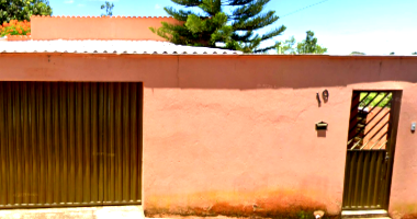 Casa com 2 quartos, garagem e área construída em terreno de 462m²