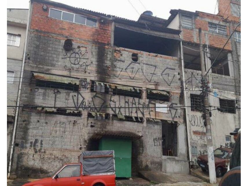 Casa com 2 dormitórios, 850m² construídos, ocupada