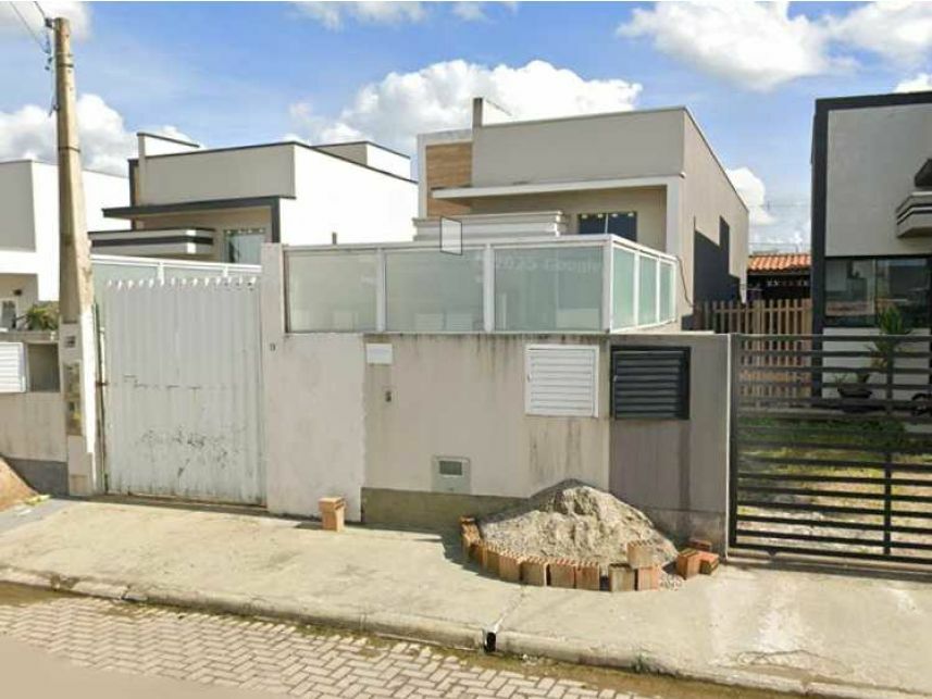 Casa em leilão com 2 quartos e 1 vaga
