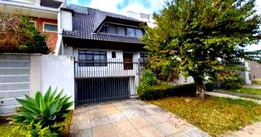 Sobrado com 271,94m² de Área Construída em Curitiba