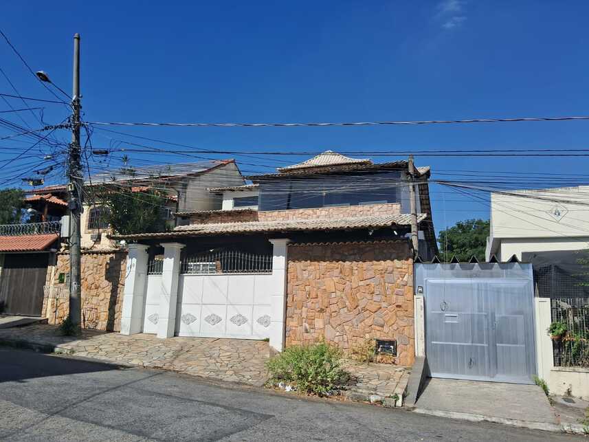 Casa com 3 quartos, 325,16m² construída, ocupada