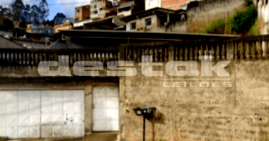 Casa com 3 dormitórios e quintal em Itapecerica da Serra