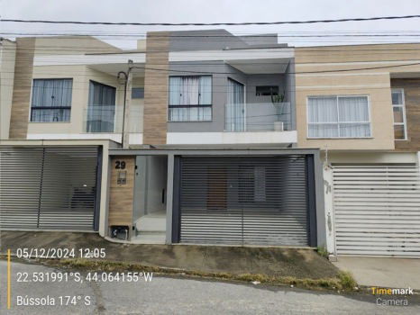 Casa duplex com 3 quartos, 2 banheiros e garagem, 166,51m² construída