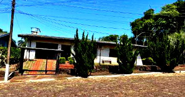 Casa aconchegante com 215m² construída e ocupada, perfeita para reformas e investimento