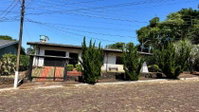 Casa aconchegante com 215m² construída e ocupada, perfeita para reformas e investimento
