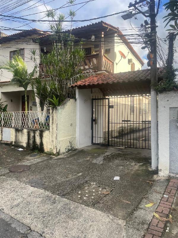 Casa com 3 quartos, 2 banheiros e área de serviço