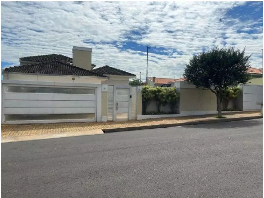 Casa ampla com 420,54m² construída e terreno de 1.150m², imóvel ocupado