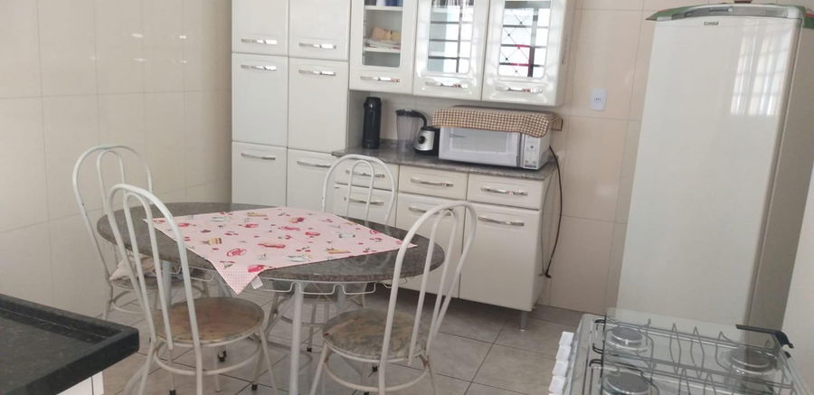 Rancho com 2 quartos, 2 banheiros, piscina e garagem para 2 carros