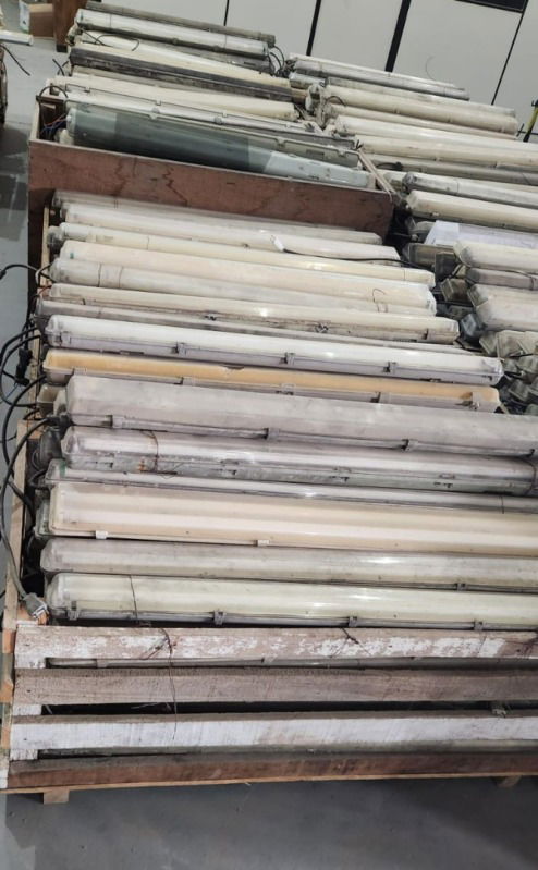 Lote de Luminárias e Equipamentos Elétricos Diversos