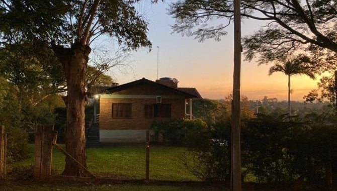 Casa padrão com 3 quartos, 2 banheiros, 1 vaga e 244m² construída