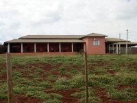 Gleba com 2 casas, piscina e salão em área rural