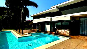 Casa ampla com 3 suítes, piscina aquecida e área construída de 400m²