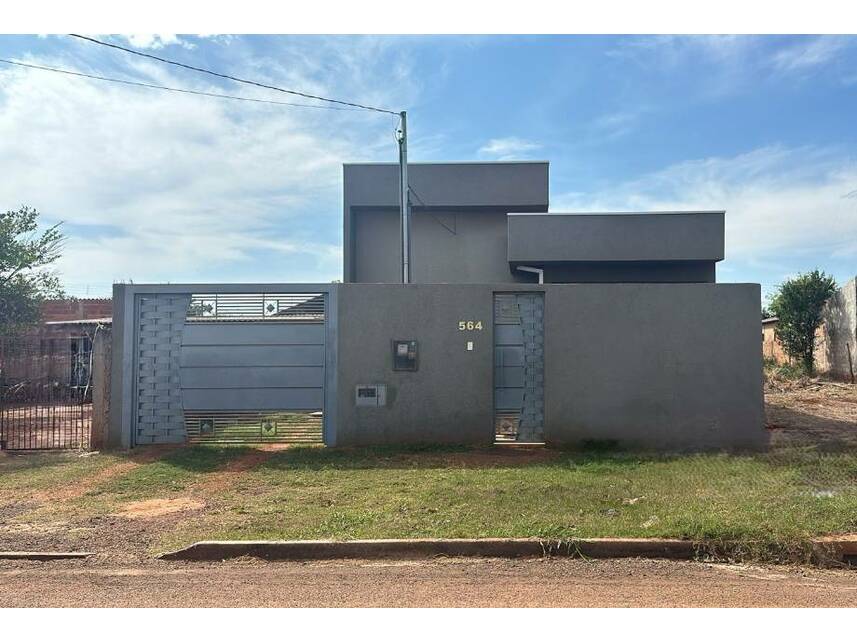 Casa padrão ocupada com 3 quartos, 2 banheiros e 1 vaga