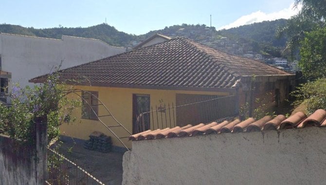 Casa residencial 57 m² com 256 m² de terreno, ocupada