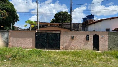Casa Ocupada com 2 Quartos e 221 m² de Área Construída