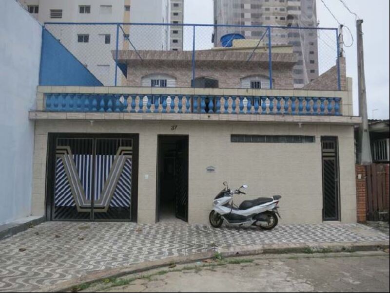 Casa no Litoral com 216m² Construída em Mongaguá - SP
