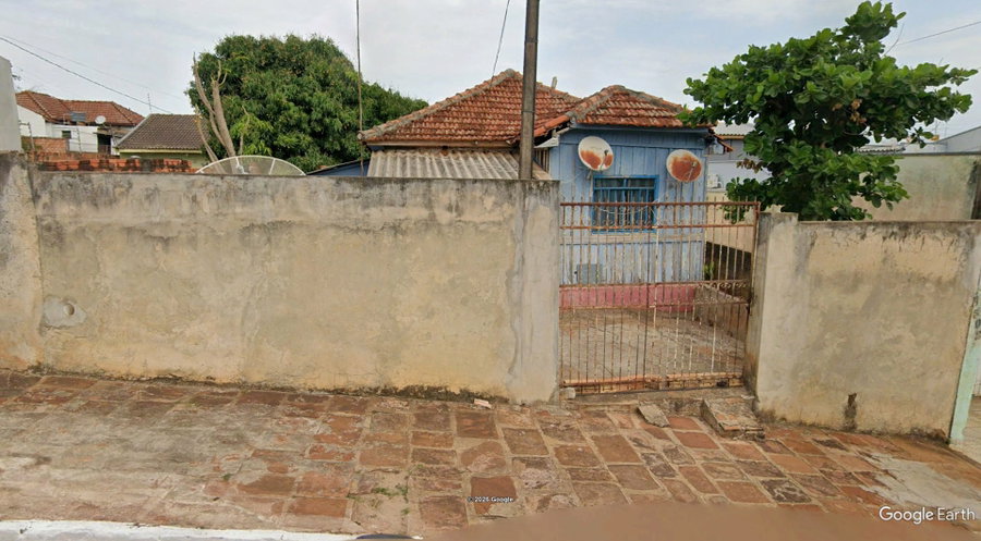 Casa de madeira com 3 quartos, 60m², em regular estado