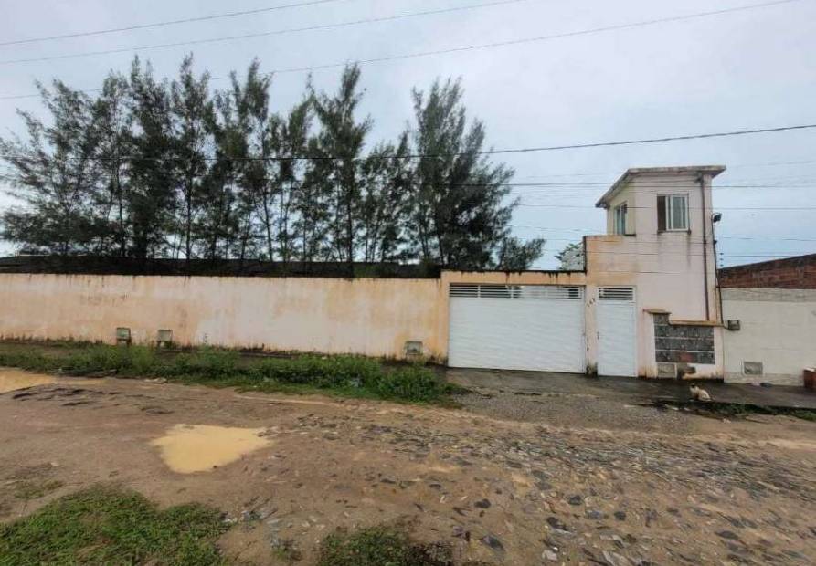 Casa ocupada com 79m² construída, 3 dormitórios e 1 banheiro