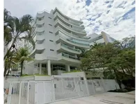 Apartamento com 4 suítes e 2 vagas em leilão