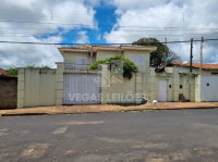 Casa com 233m² e prédio residencial, ocupados, 500m² de terreno