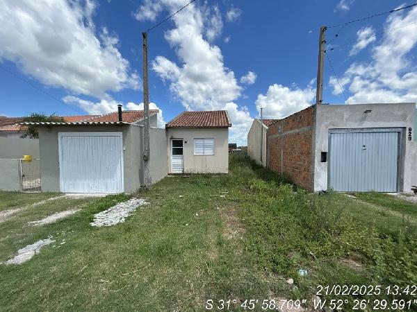 Casa 2 quartos com área construída de 44,64 m² e terreno de 181,25 m²