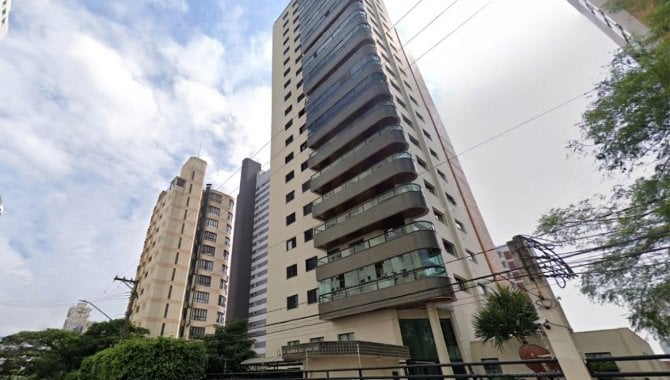 Apartamento espaçoso com 3 vagas e 163 m²