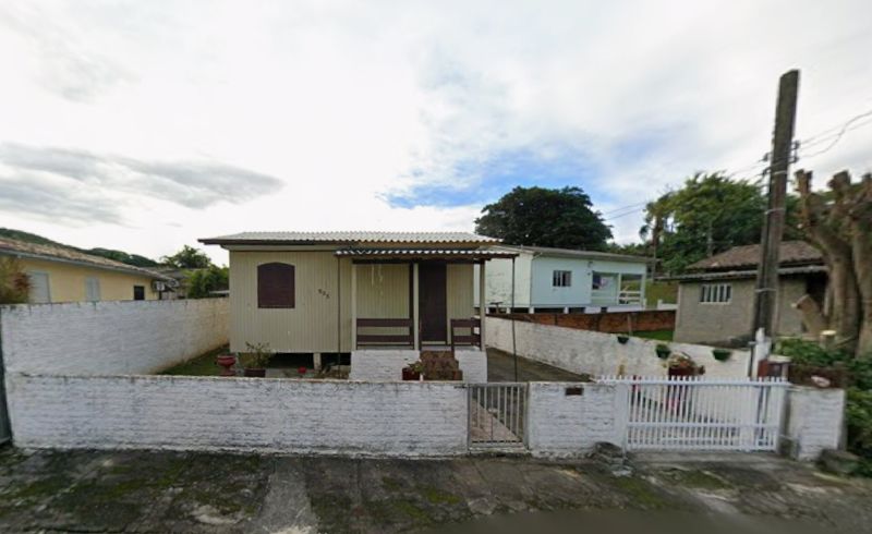 Casa de madeira com 50 m² em terreno de 360 m²