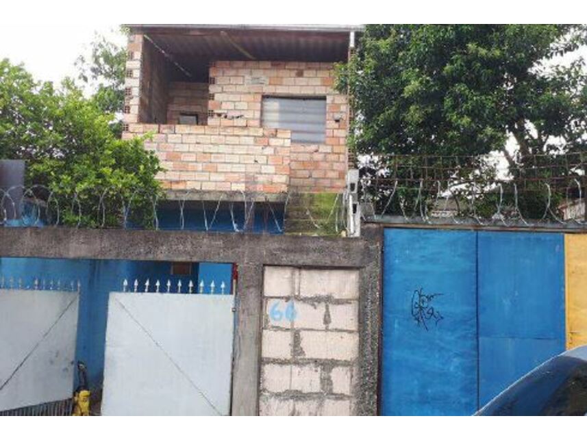 Terreno com benfeitorias em leilão