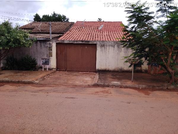 Casa com 2 Quartos e 1 Vaga em Buritis/MG
