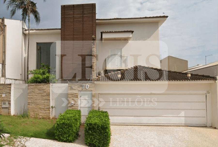Casa com 3 suítes, garagem 4 vagas e piscina em Lins/SP