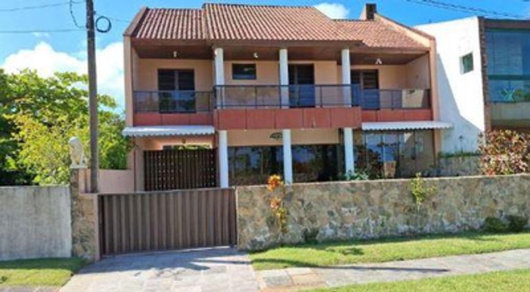 Residência 2 pavimentos, 4 quartos, 3 banheiros, 360m² terreno