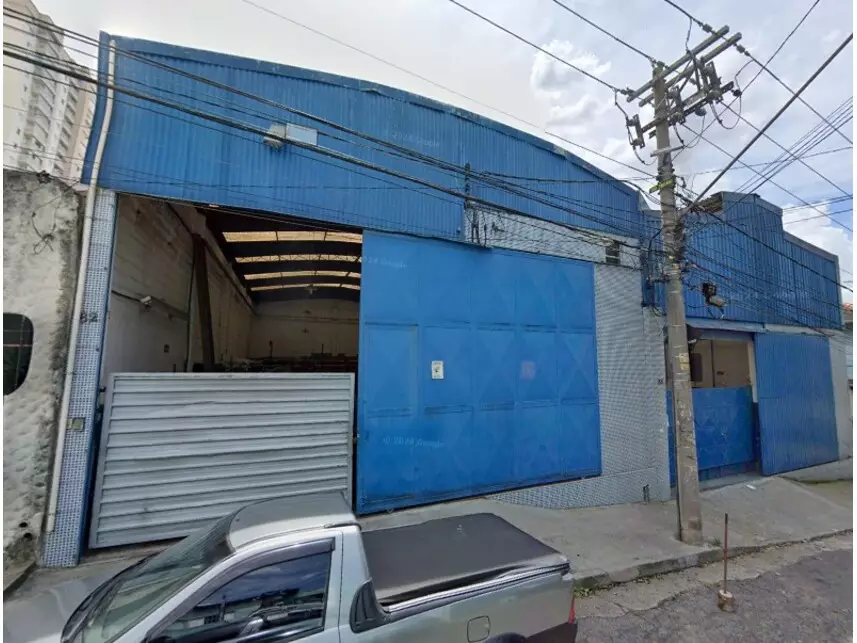 Galpão com 2 casas, 4 quartos, 4 banheiros, 223m² e 249m² construídos, imóvel ocupado