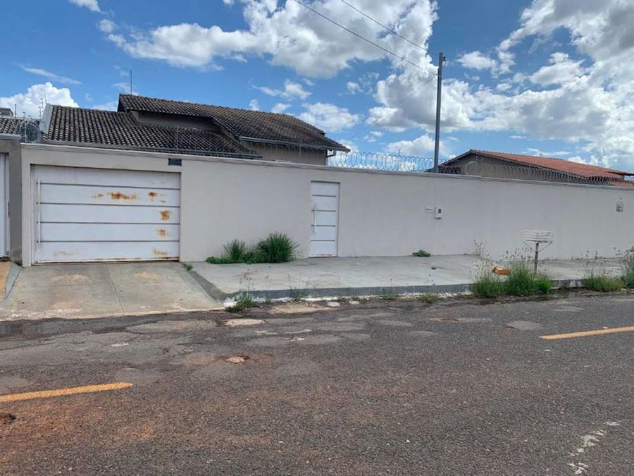 Casa padrão com 3 banheiros e 130m² construída, ocupada
