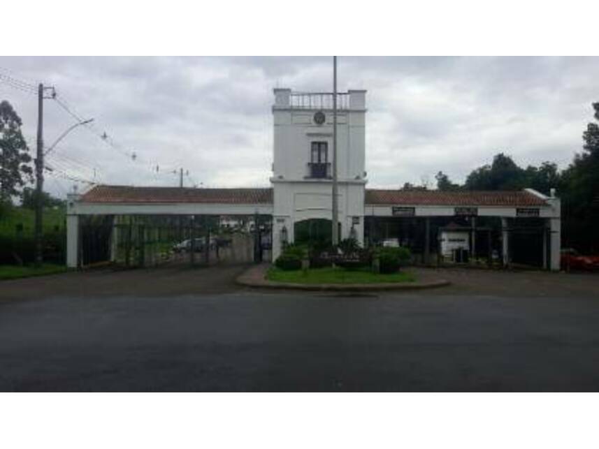 Casa desocupada em condomínio com 230m² construída