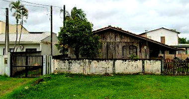 Terreno com construção de 150m² em Guaratuba