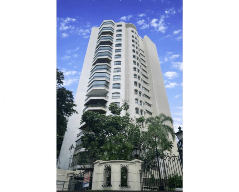 Apartamento com 3 suítes, 4 vagas, 555m²