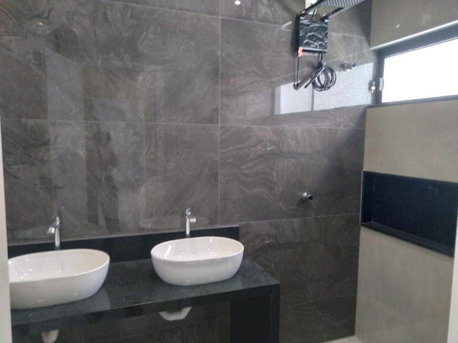 Casa com 3 quartos, 2 banheiros, 191m² construída, ocupada