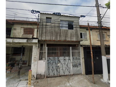 Casa ocupada com 73 m² construídos