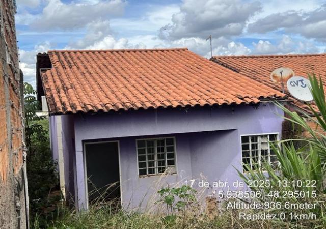 Casa residencial com 3 quartos e 2 banheiros, área construída de 61.87m², desocupada