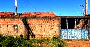 Casa com 2 quartos, banheiro, área de serviço e cozinha, 47,5m² construída